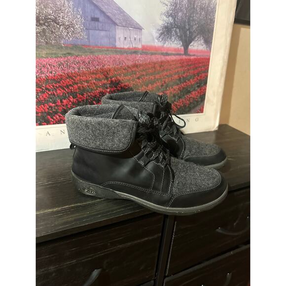 CHACO Boots Women's Size 10.5 BARBARY Black Hiking Lace Up Ankle Leather Chukka - Picture 1 of 7